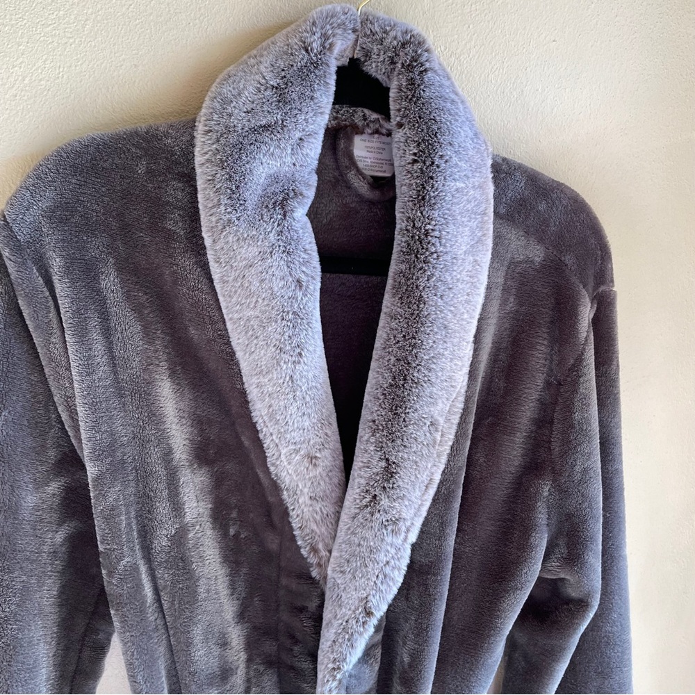 Women's Plush Fleece Shawl Collar Robe. Below Knee Length. Grey. One Size - Picture 6 of 9